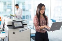 Woman using her HP Chromebook 13 G1 to print to a HP PageWide Enterprise Color MFP 586z.
